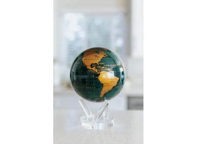 Moving Globe Green-Gold