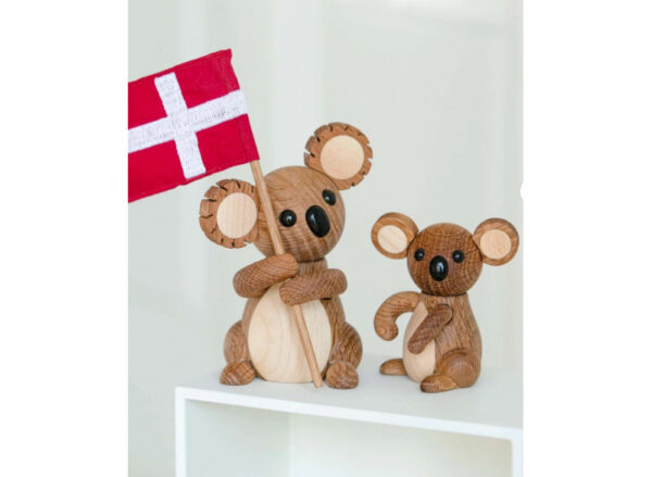 Koalabjørn Matilda egetræ med flag - Image 2