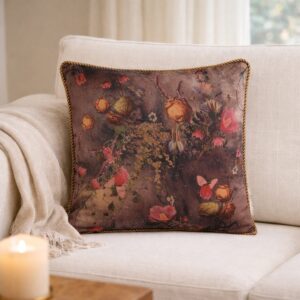 Velour pudebetræk med blomster og guld piping – 45×45 cm