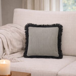 Lille pudebetræk sort stribet med frynser – 30×30 cm fra Cozy Living