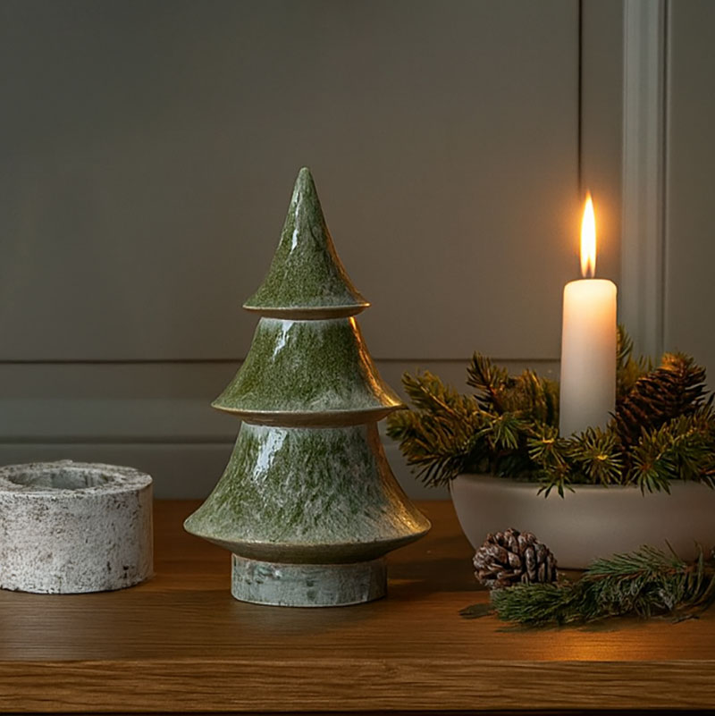 Juletræet Julius i keramik – Grøn – 14 × 25 cm – Nordisk juledekoration.