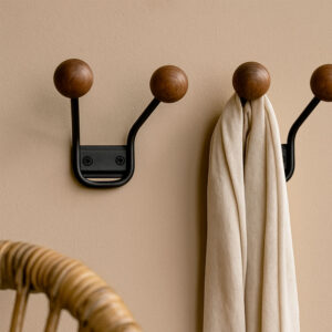 Maze Bill XXS – Mini knage i sort metal med valnød/ask-knop