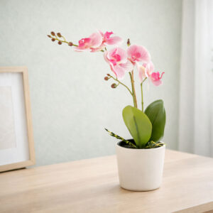 Kunstig orkidé rosa i lys nordisk stil – dekorativ og naturtro blomsterplante