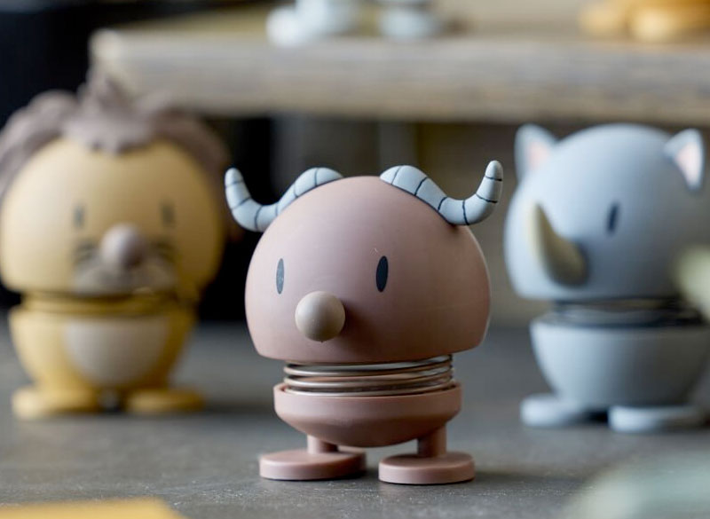 Hoptimist Soft Buffalo – lille bøffelfigur med hoppefunktion i dansk design.