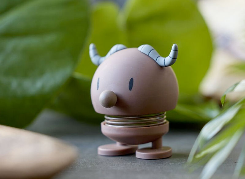 Hoptimist Soft Buffalo – lille bøffelfigur med hoppefunktion i dansk design.