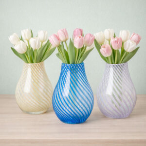 Ada Vase Stribe fra Broste Copenhagen – stribet nordisk vase i gul, blå og lavendel