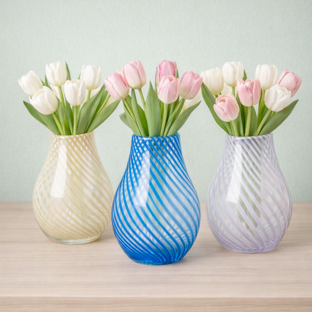 Ada Vase Stribe fra Broste Copenhagen – stribet nordisk vase i gul, blå og lavendel