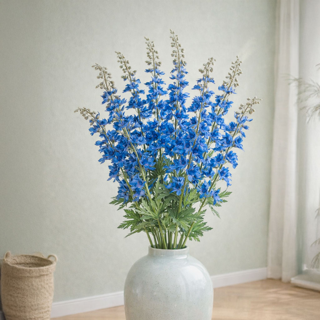 Kunstig Delphinium blå 119 cm i stor gulvvase i nordisk indretning