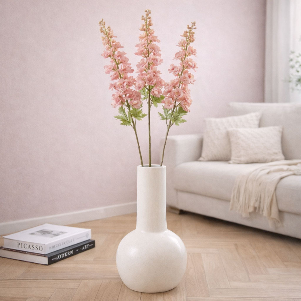 Kunstig ridderspore rosa 79 cm i vase i nordisk indretning