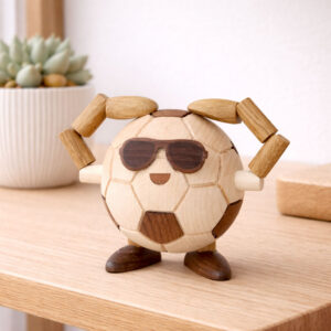 Billy Ball fra Spring Copenhagen i træ som dekorativ fodboldfigur med nordisk design