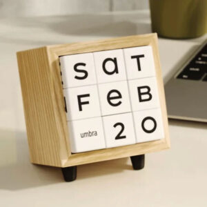 Umbra Play Date kalender – evighedskalender i naturtræ