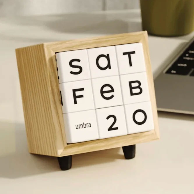 Umbra Play Date kalender – evighedskalender i naturtræ